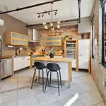 Chic Artist Flat On Fun Brewery & Restaurant Strip