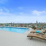 Modern Studio W Rooftop Pool