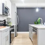 3Bed-3Bath+Basketball+Crib+Central+Modern