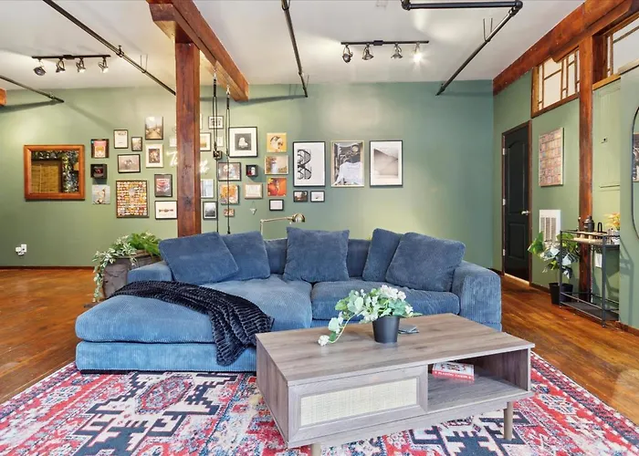 Chic Artist Flat On Fun Brewery & Restaurant Strip