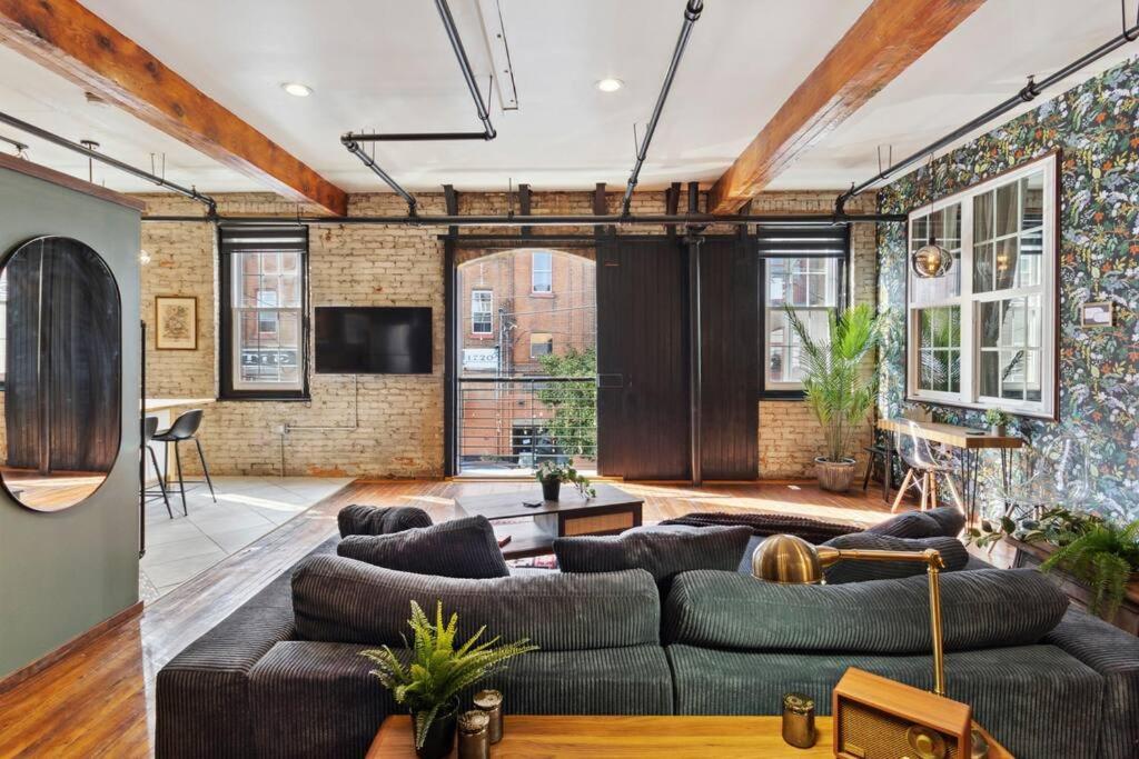 Apartment Chic Artist Flat On Fun Brewery & Restaurant Strip