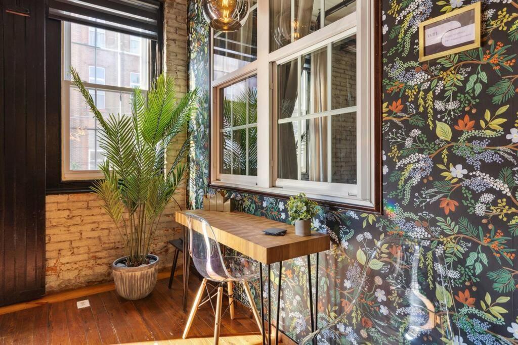 Chic Artist Flat On Fun Brewery & Restaurant Strip Apartment *