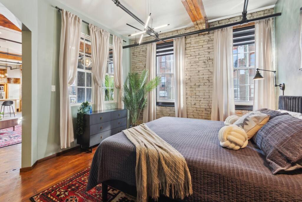 Chic Artist Flat On Fun Brewery & Restaurant Strip * Philadelphia
