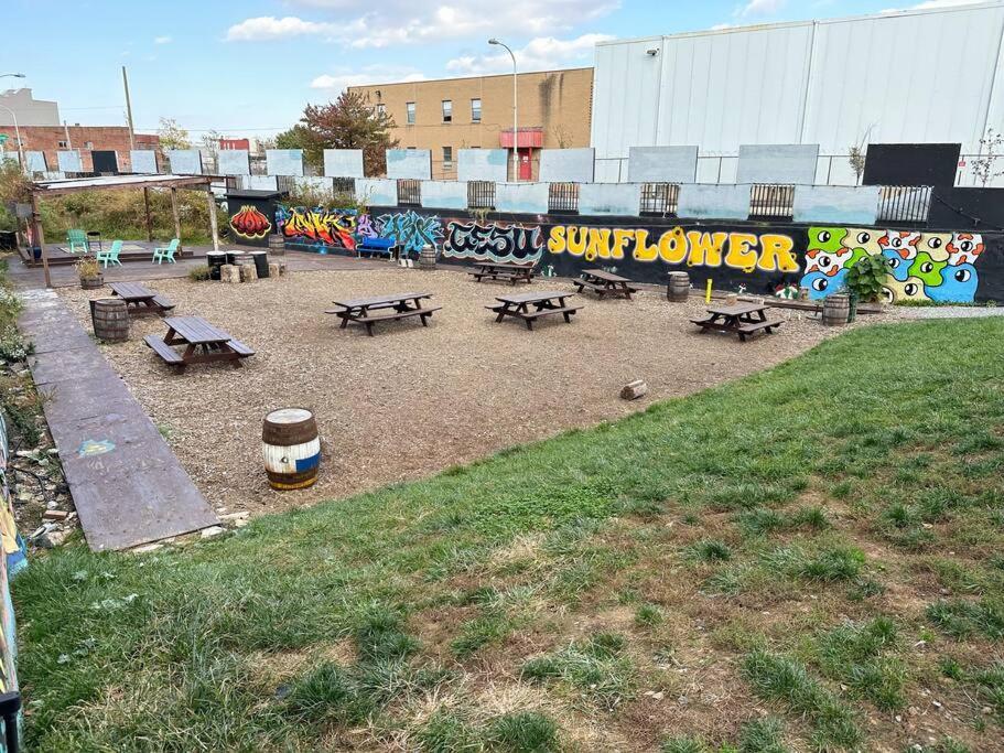 Apartment Chic Artist Flat On Fun Brewery & Restaurant Strip