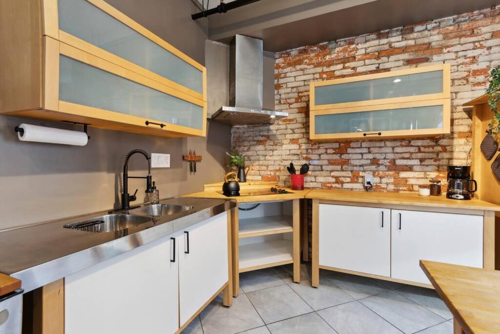 Chic Artist Flat On Fun Brewery & Restaurant Strip