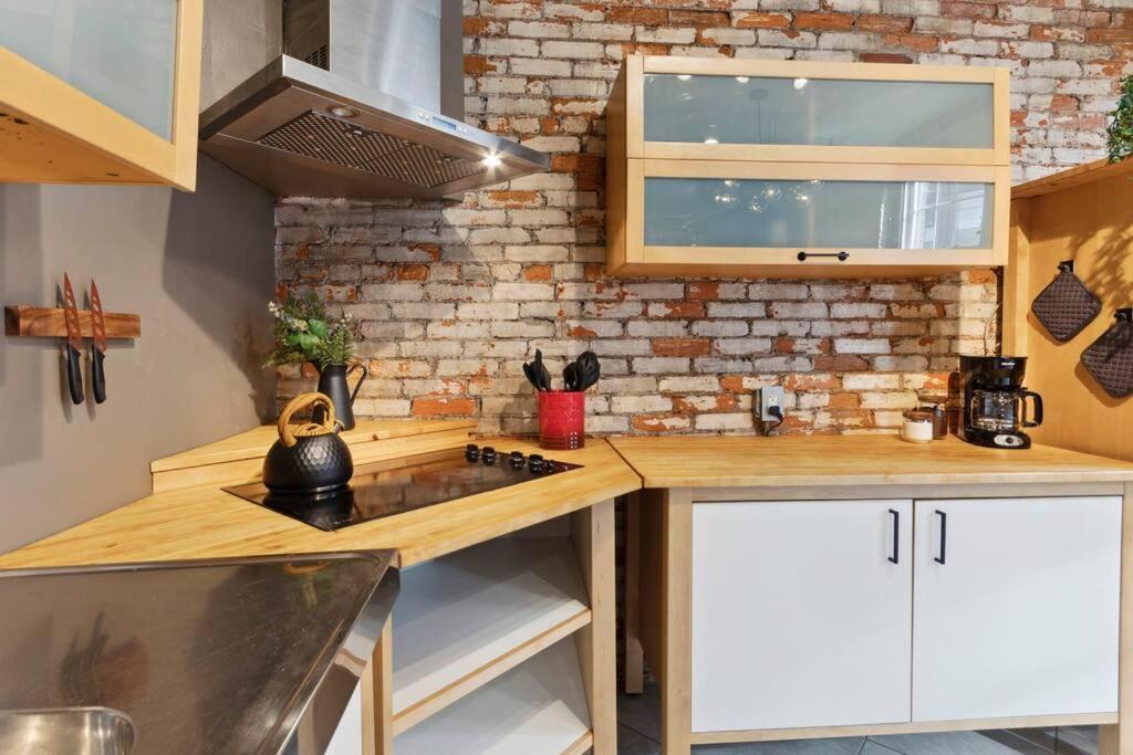 Chic Artist Flat On Fun Brewery & Restaurant Strip *