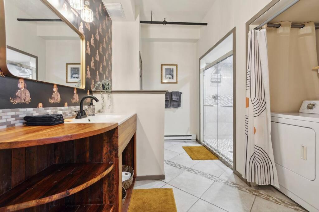 Apartment Chic Artist Flat On Fun Brewery & Restaurant Strip