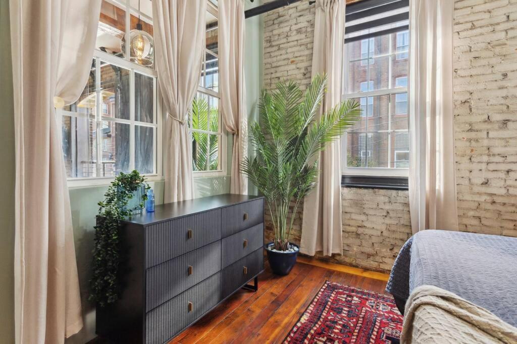 Chic Artist Flat On Fun Brewery & Restaurant Strip Apartment