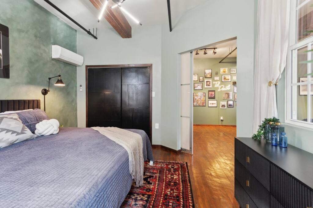 Chic Artist Flat On Fun Brewery & Restaurant Strip *