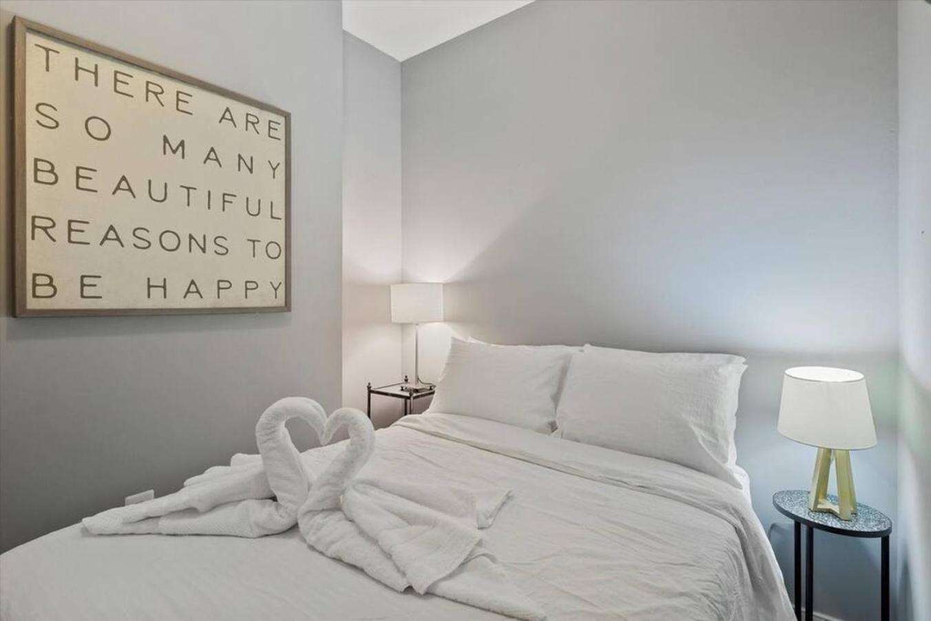 Renovated 2br W Amenities Apartment *
