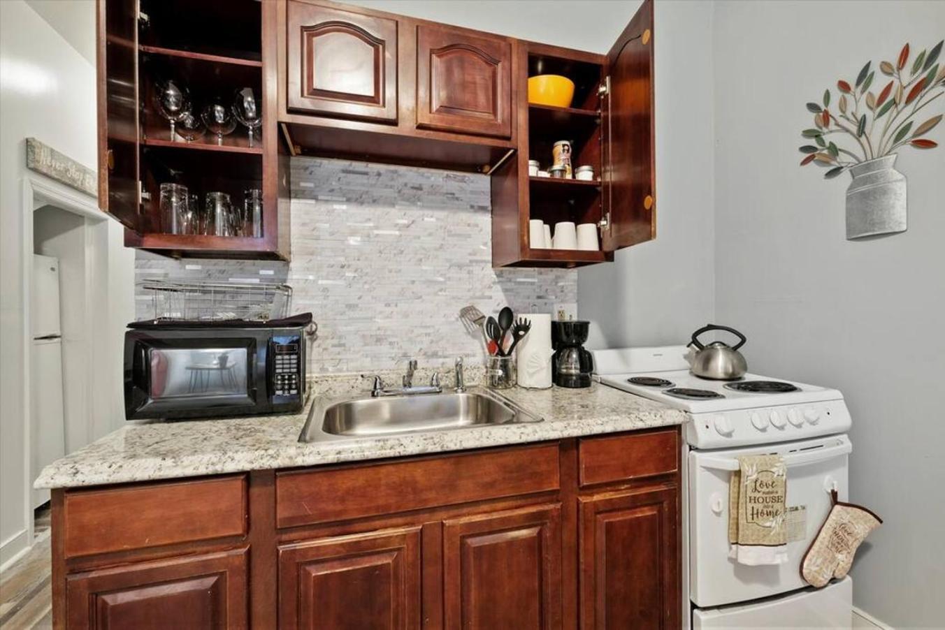 Renovated 2br W Amenities