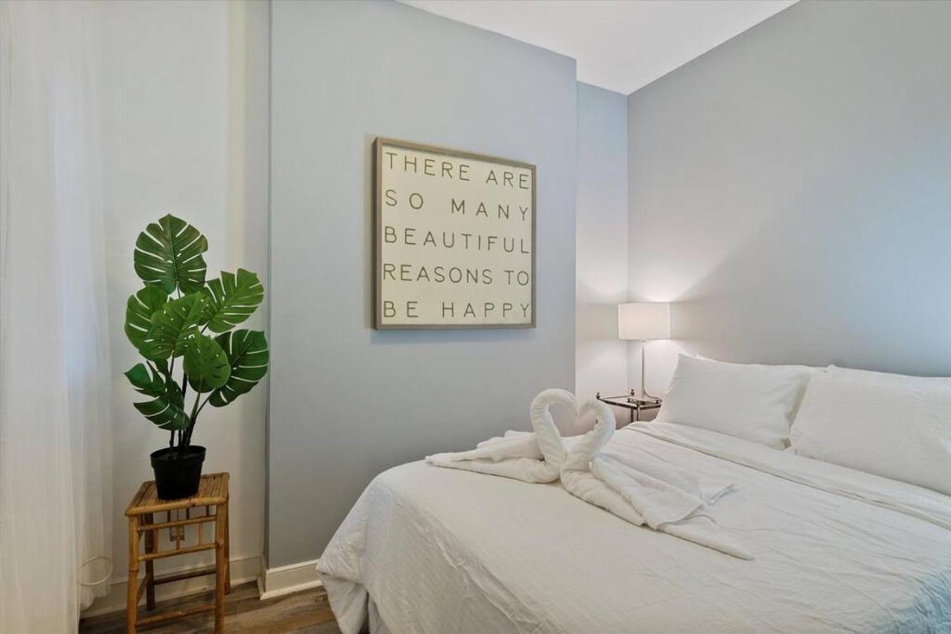 Renovated 2br W Amenities Apartment *