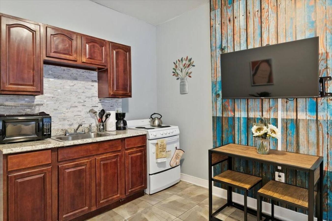 Apartment Renovated 2br W Amenities