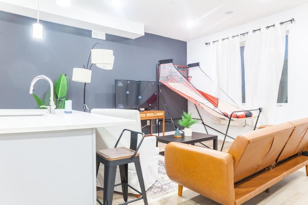 Apartment 3bed-3bath+basketball+crib+central+modern Philadelphia