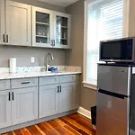 Alina & Fanny - Philadelphia 1224 Mt Vernon St