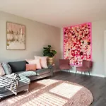 Pink Palace #2, 1-Bedroom Full Apt, Free Parking