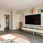 Pink Palace #2, 1-Bedroom Full Apt, Free Parking
