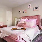 Pink Palace #2, 1-Bedroom Full Apt, Free Parking