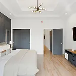 Elegant 1 Bedroom Unit In University