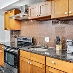 Cozy 1Bd Steps Away From Convention Center