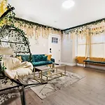 The Flower House- 2 Bdr W King Bed & 2 Private Bath