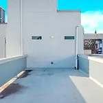 Spacious Oasis - Parking, Private Patio & Roofdeck