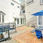 Spacious Oasis - Parking, Private Patio & Roofdeck