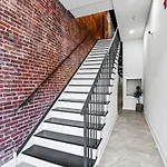 2-Bedroom Luxury Loft Private Parking Ev Charger