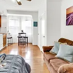 Center City Stylish Studio Mins From Everything