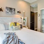 Cozy Philadelphia Rental Steps To Subway Station!