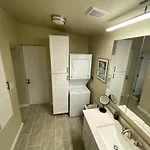 Studio W Full Kitchen Fast Wifi 60 Inch Tv