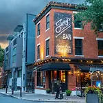 Trendy Family Friendly Northern Liberties Retreat