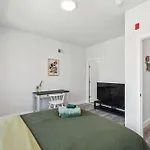 Stay At Luna At Convention Center