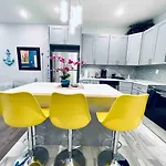 Lovely Beautiful 2Br Apt In Center City