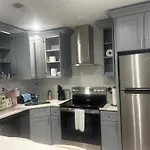 Cozy 2-3 Bedroom Apartment In Center City!