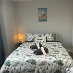 Cozy 2-3 Bedroom Apartment In Center City!