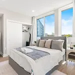 10 Mins To Center City, Sleeps 6, With Rooftop Views!