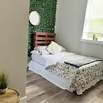 Full House Or Rooms & Private Bath Stays- Diamond Street Beautiful Luxury Estates