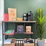 Spacious Boho Getaway With Scenic Rooftop Sleeps 4