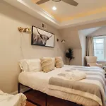 Urban Oasis W/ Roof Deck + 3 Showers + Boho Vibes!