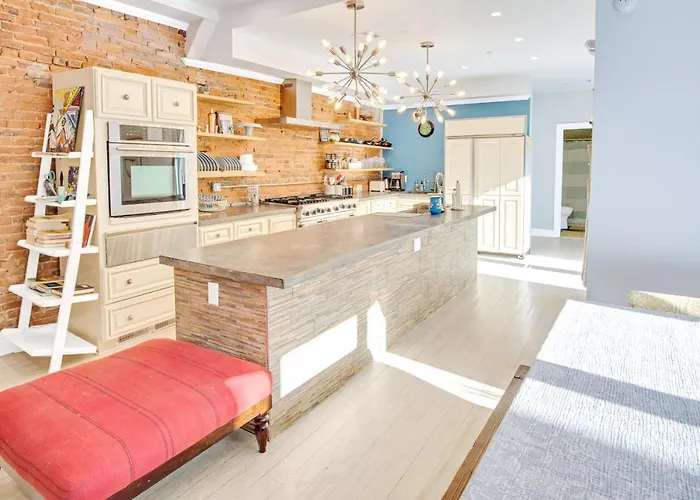 Spacious Oasis - Parking, Private Patio & Roofdeck