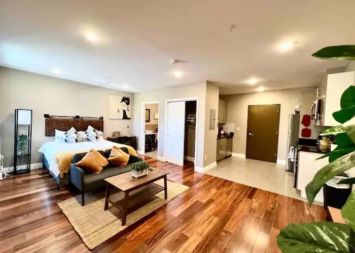 402 Stylish Luxe Apt At Center City Self Check-In
