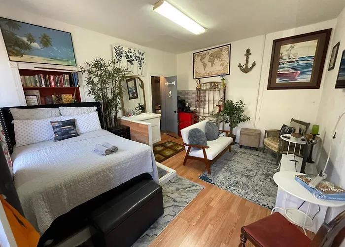 Charming Studio Flat Near Center City