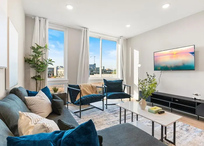 10 Mins To Center City, Sleeps 6, With Rooftop Views!