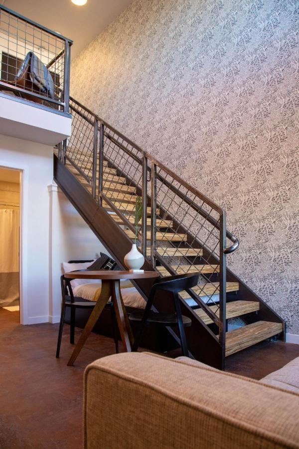 Center Loft, Contactless Check In, Mayor's Study Apartment Philadelphia
