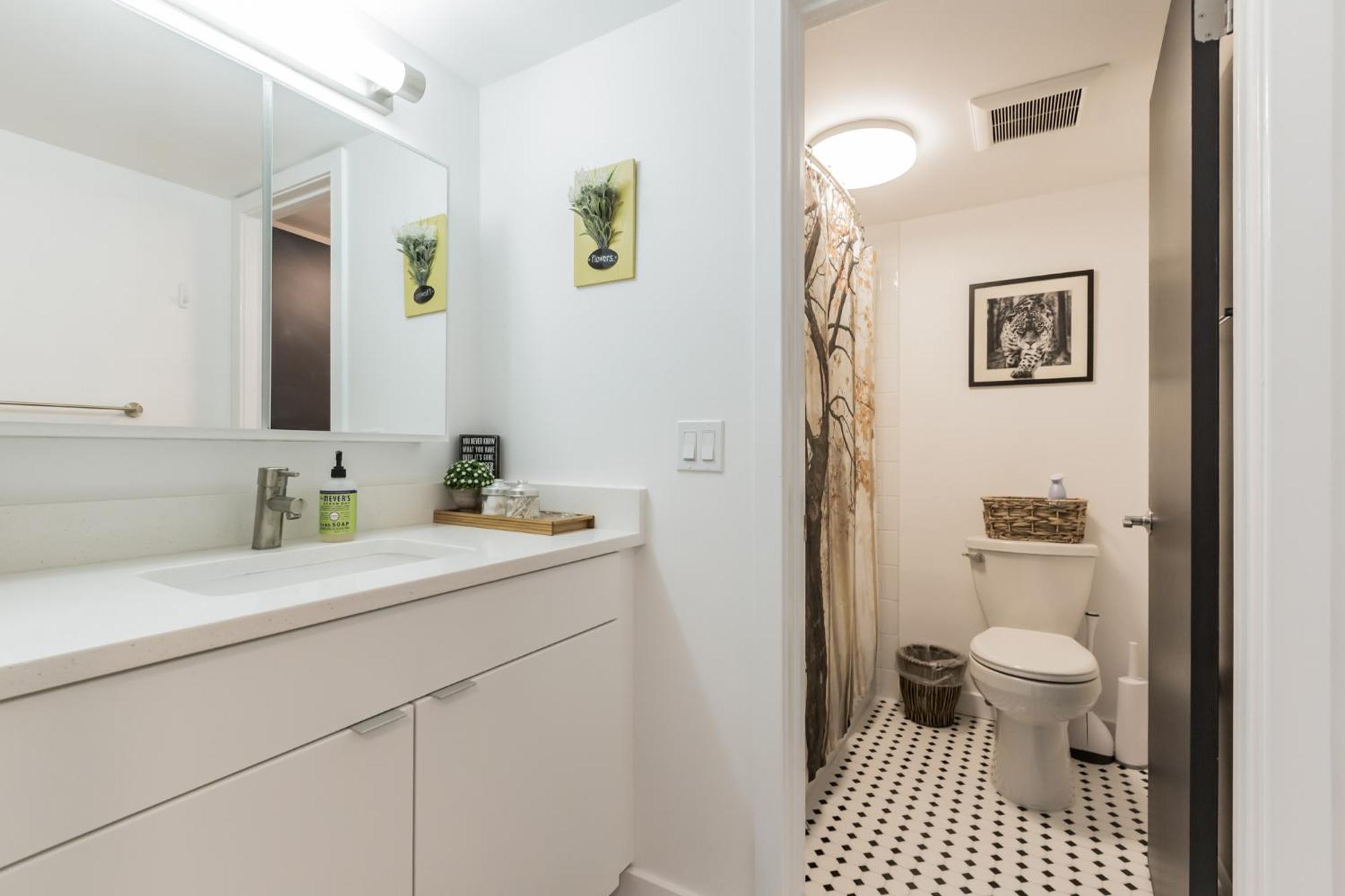 Luxury 1br Old City-king Bed Walk To Liberty Bell & Independence Mall - Free Parking!