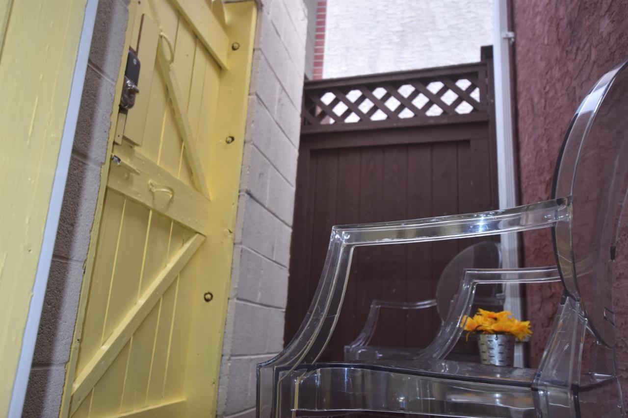 Tla - The Sunflower - Penn's Landing Apartment