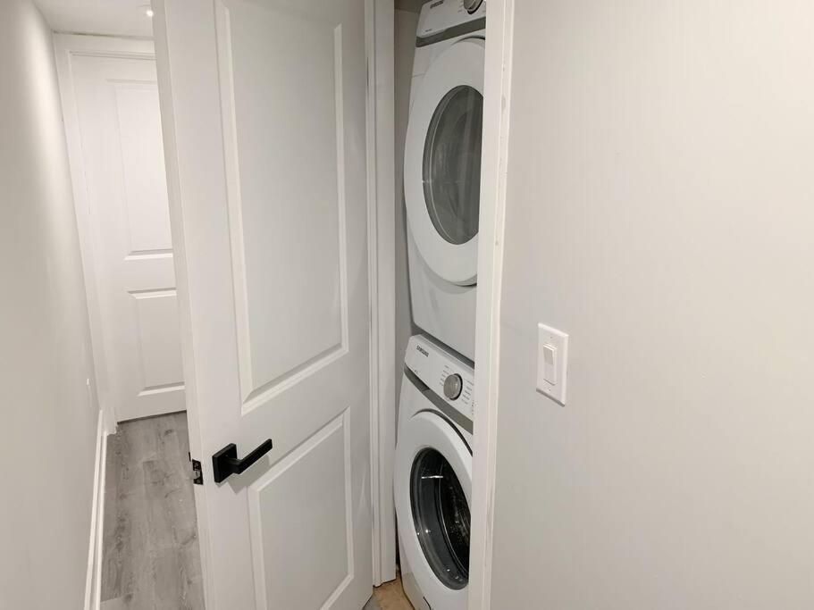 Modern 3 Bedroom 2 Ba With Patio *