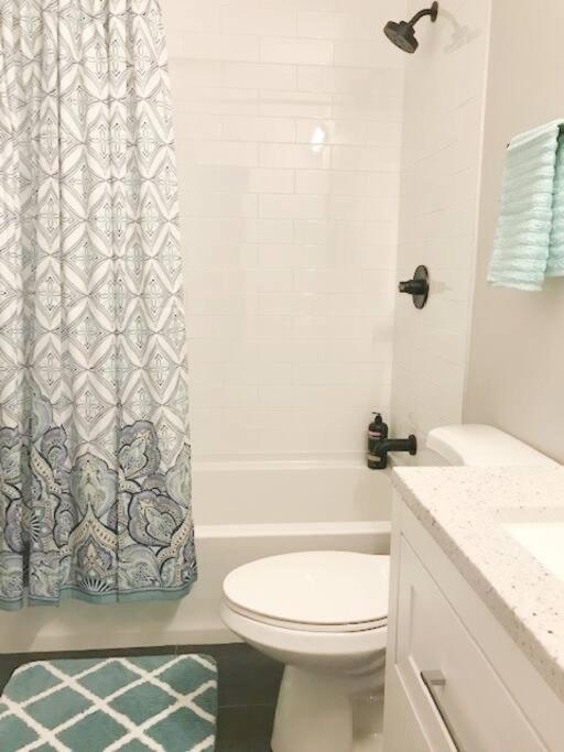 Modern 3 Bedroom 2 Ba With Patio *