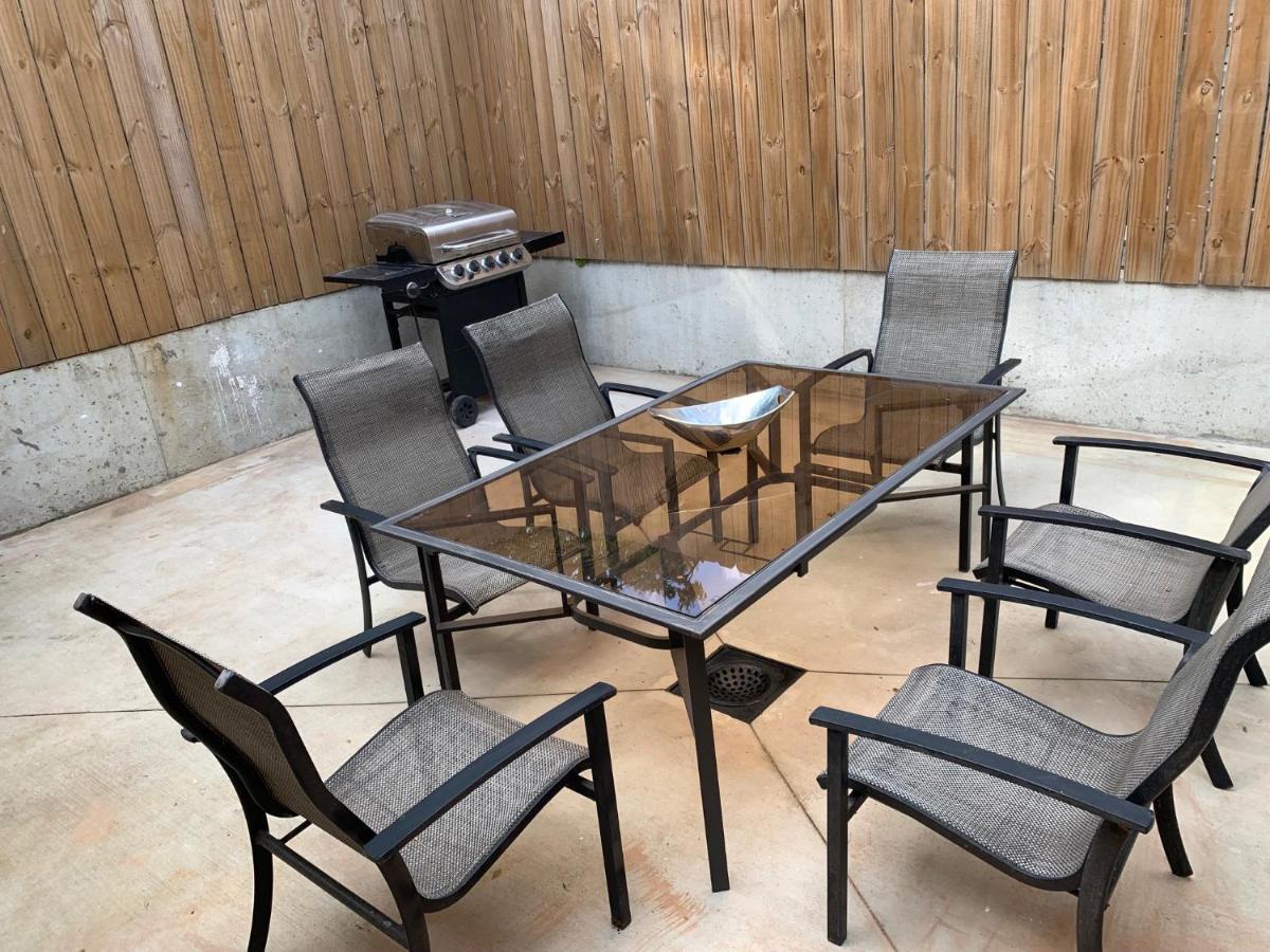 Modern 3 Bedroom 2 Ba With Patio *